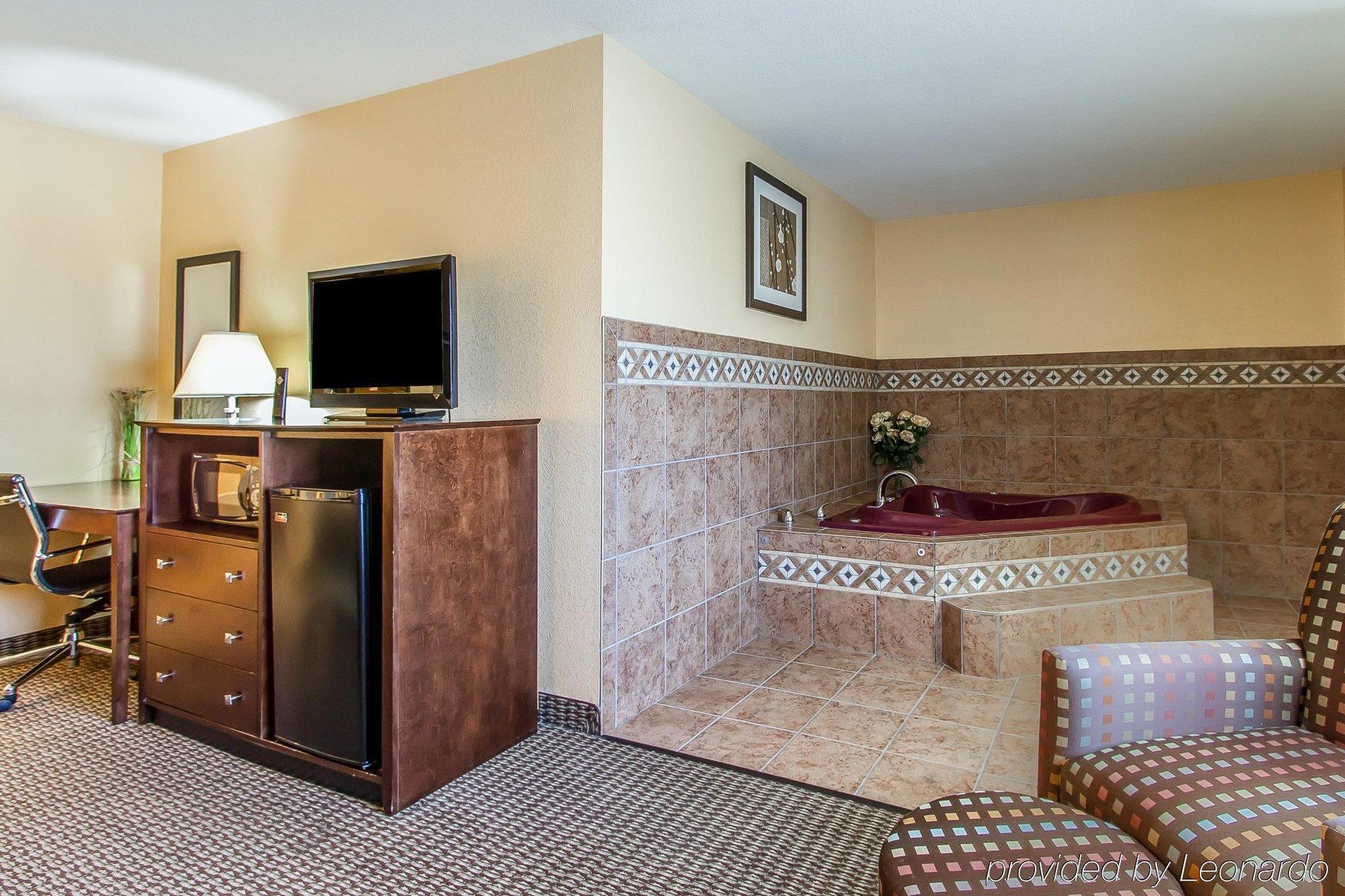 Mount Pleasant Quality Inn & Suites מראה חיצוני תמונה